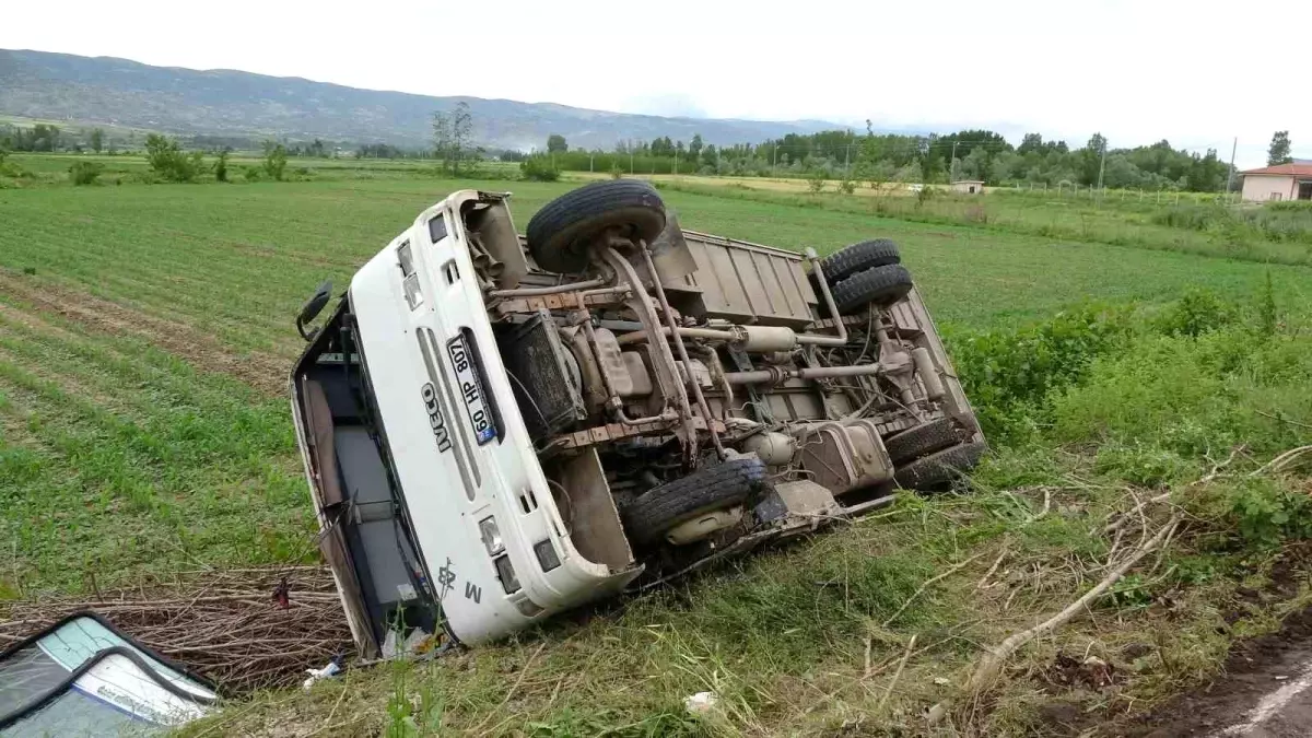 Tokat\'ta Midibüs Tarlaya Uçtu: 14 Kişi Ölümden Döndü