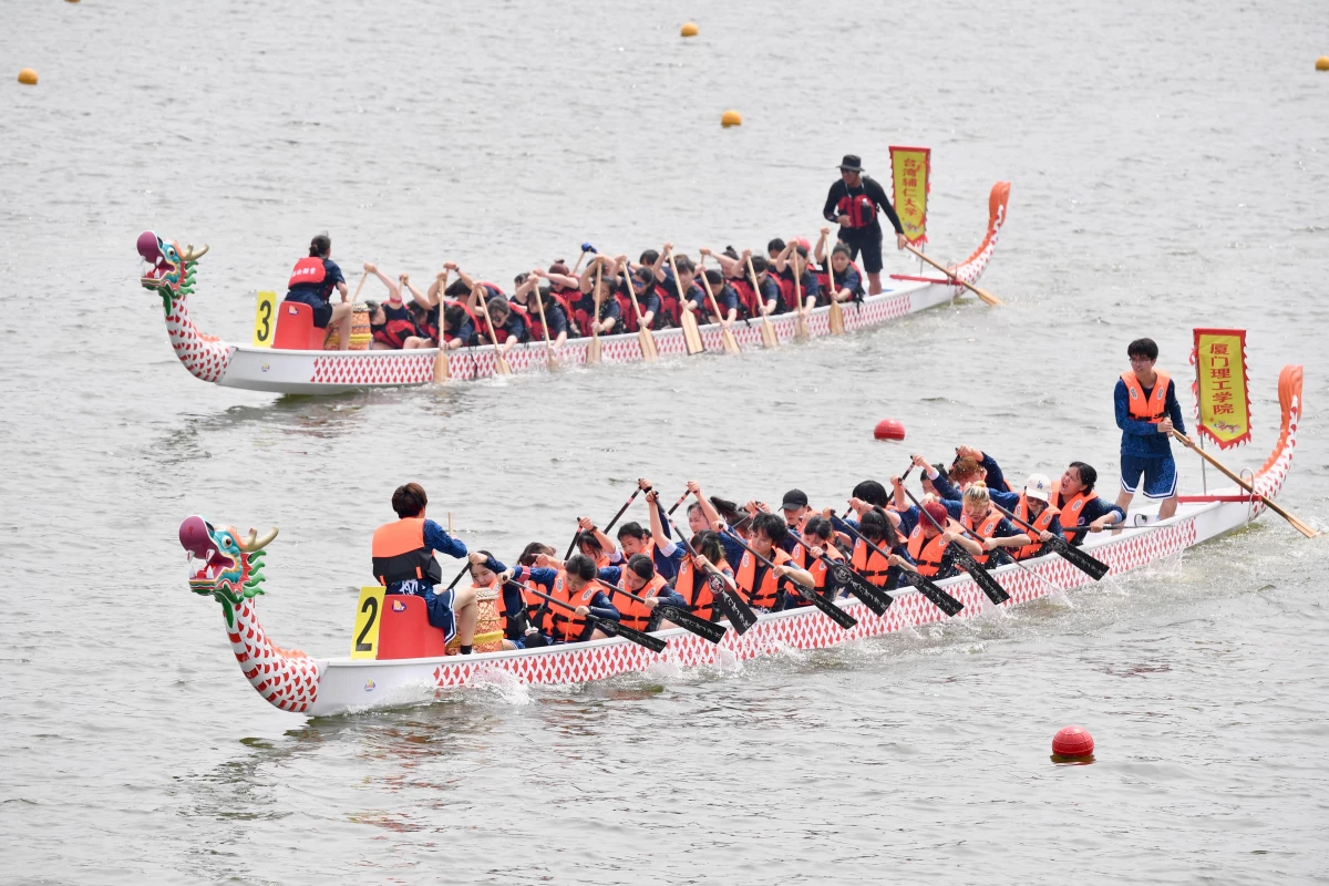 Xiamen\'de Düzenlenen Ejderha Teknesi Festivalinde Yarışmacılar Kıyasıya Kürek Çekti