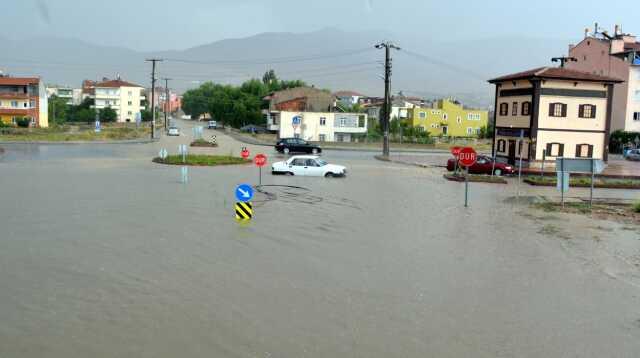 2 kentte can alan şiddetli yağış, yurt genelinde etkisini sürdürüyor! Meteoroloji'den 14 ile sarı, 2 ile turuncu uyarı var