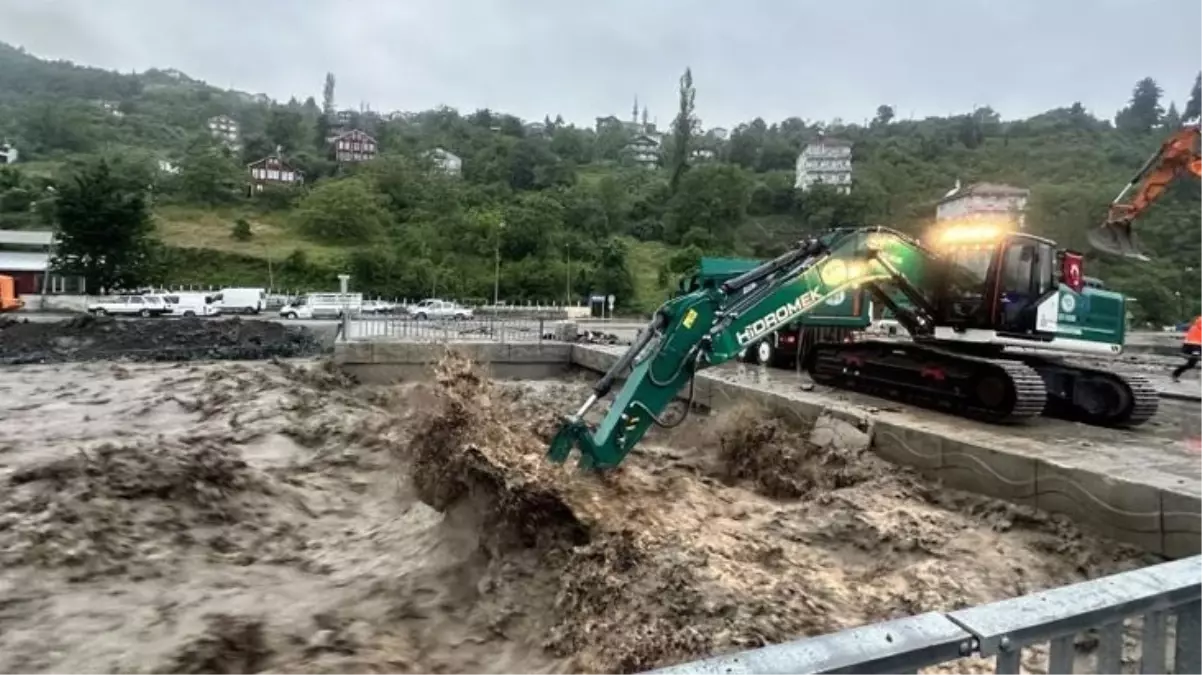 2 kentte can alan şiddetli yağış, yurt genelinde etkisini sürdürüyor! Meteoroloji\'den 14 ile sarı, 2 ile turuncu uyarı var