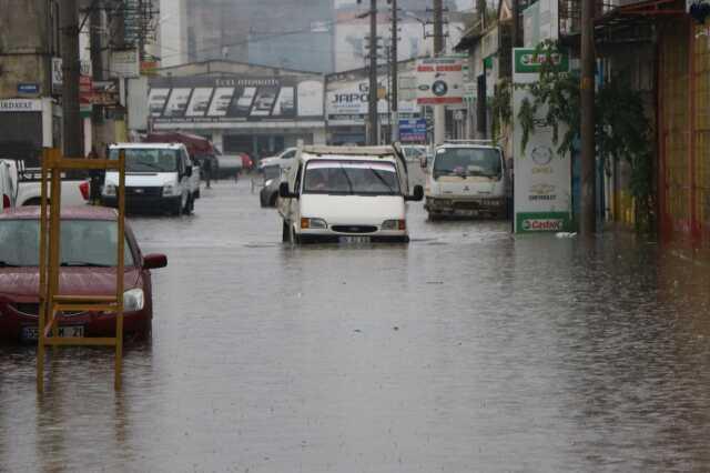 2 kentte can alan şiddetli yağış, yurt genelinde etkisini sürdürüyor! Meteoroloji'den 14 ile sarı, 2 ile turuncu uyarı var