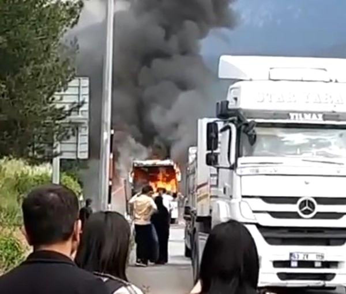 Adana-Pozantı Ankara Otoyolu\'nda Yolcu Otobüsü Alev Alev Yandı
