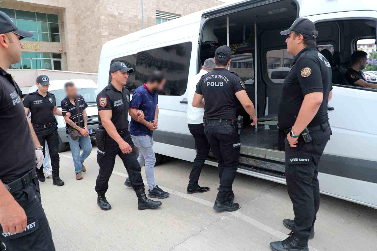 Antalya\'da 60 Aranan Şahıs Yakalandı