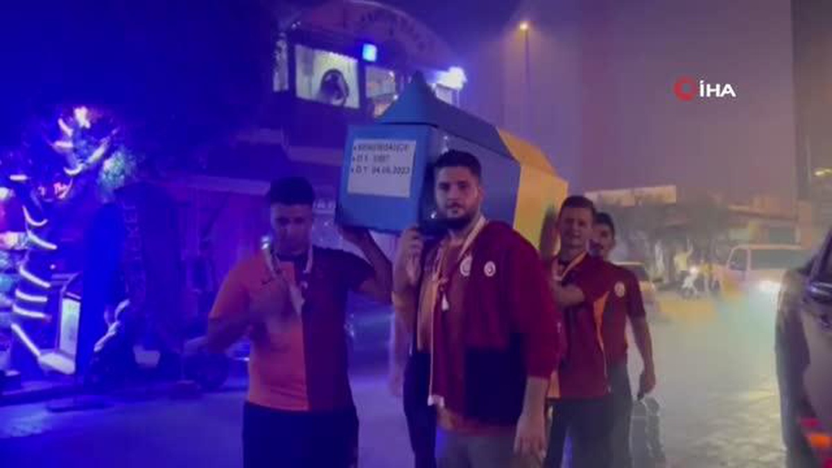 Galatasaray Fans Lifted Fenerbahçe\'s Symbolic Coffin in Antalya