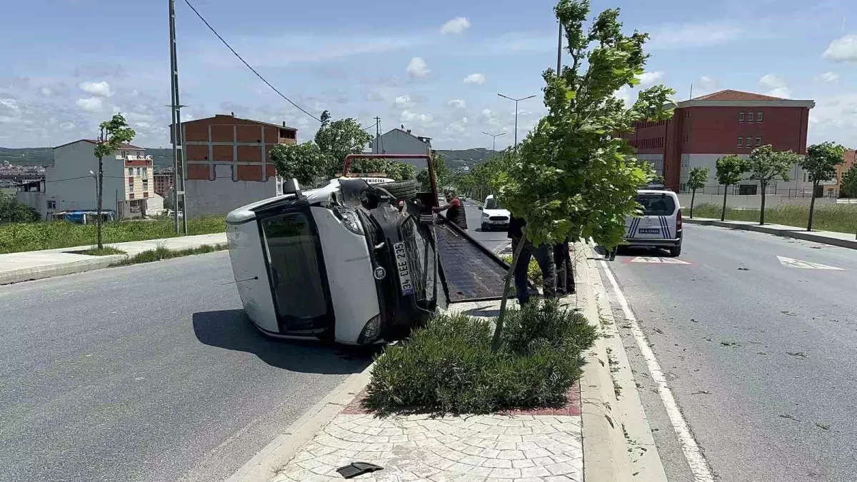 Arnavutköy\'de Hafif Ticari Araç Kaza Yaptı