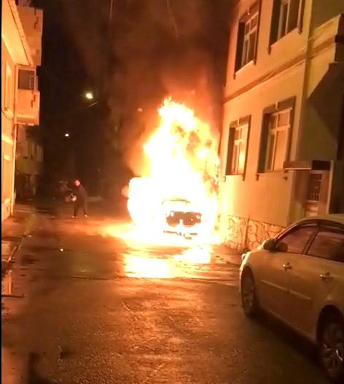 Samsun Bafra\'da Maskeli Şahıs Tarafından Yakılan Araç Yanındaki Binaya Sıçradı