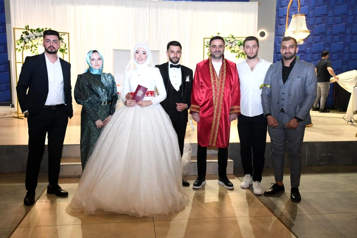 Başiskele Belediye Başkanı Yasin Özlü, 7 çiftin nikahını kıydı