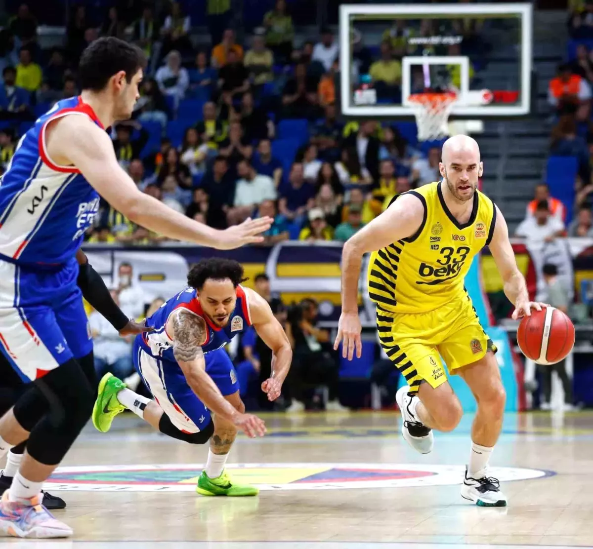 A.Efes, Fenerbahçe\'yi 92-90 yenerek seride durumu 1-1\'e getirdi