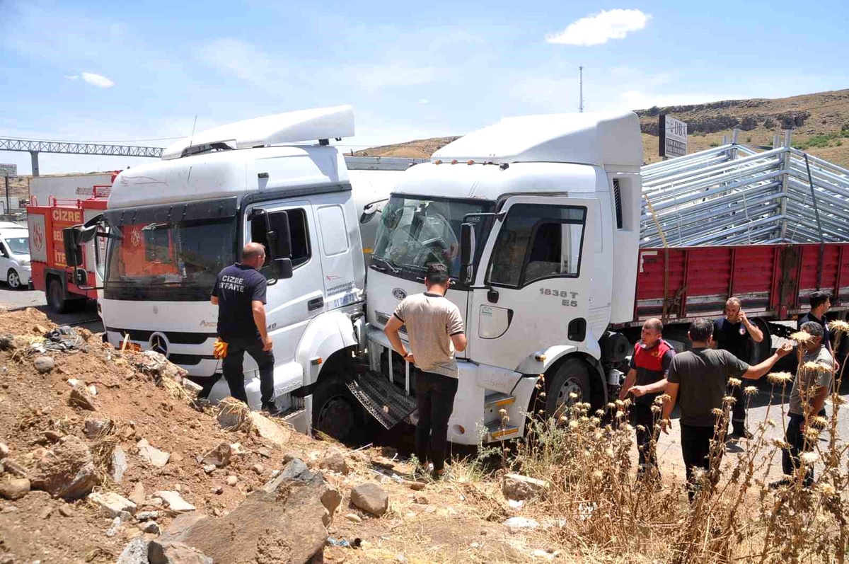 Şırnak\'ta Tır Çarpışması: Sürücüler Hafif Yaralandı
