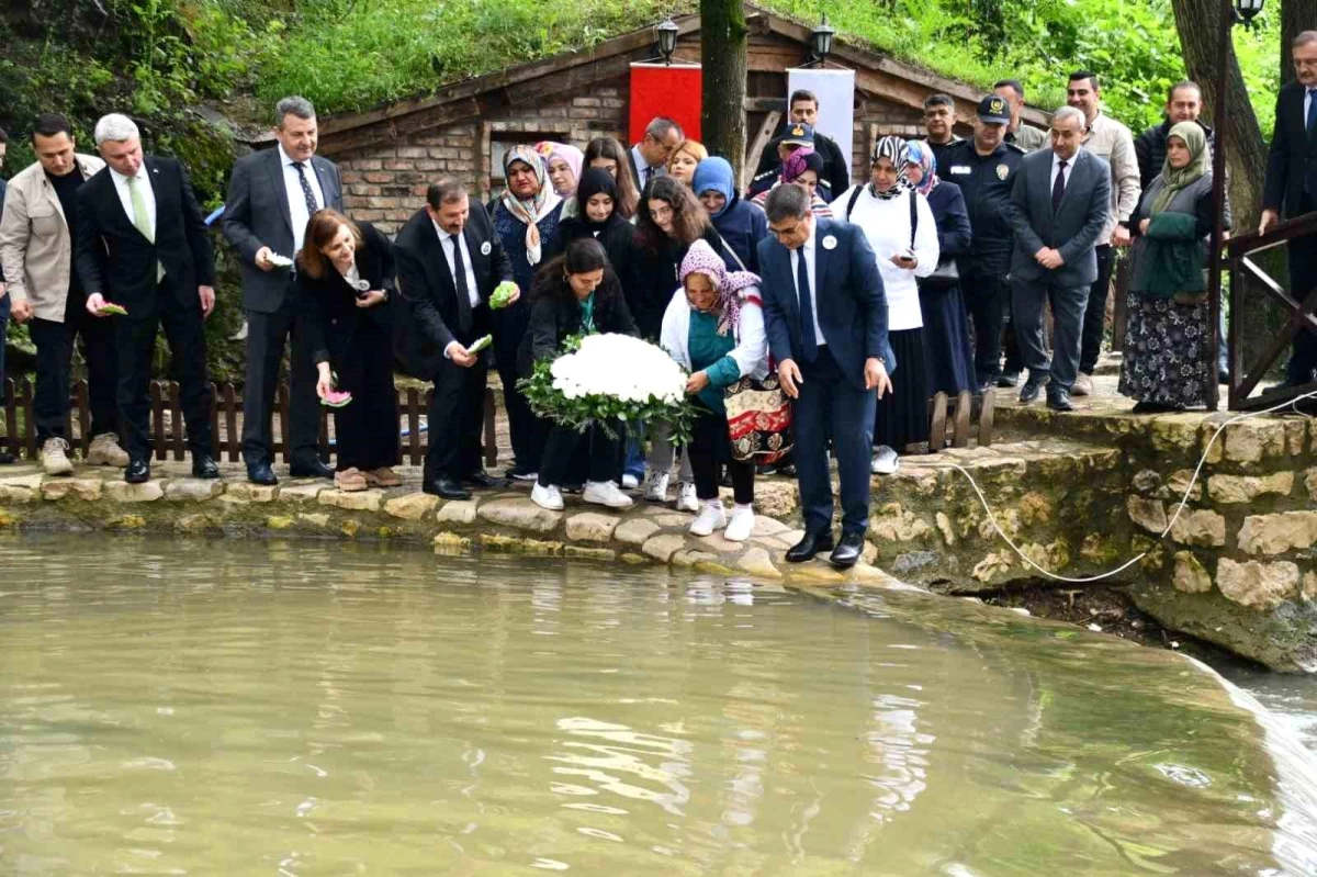 Karabük\'te Dünya Çevre Günü etkinlikleri kapsamında depremzedelere suya saygı çelengi bırakıldı