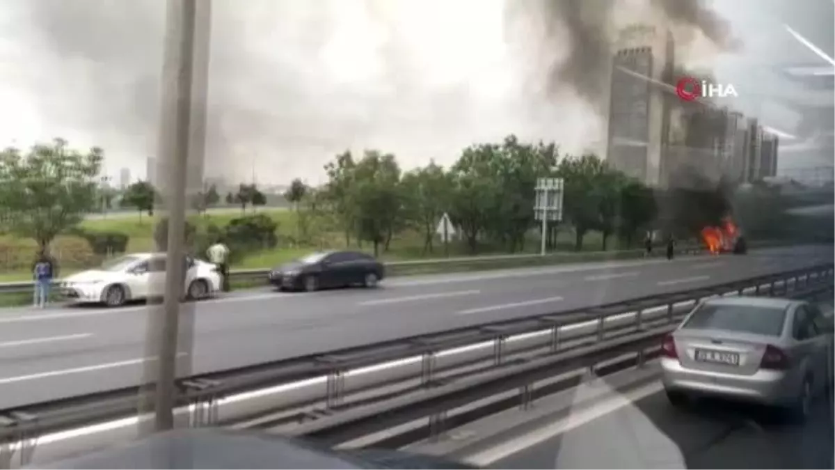 E80 Karayolu\'nda seyir halindeki araç alev alev yandı