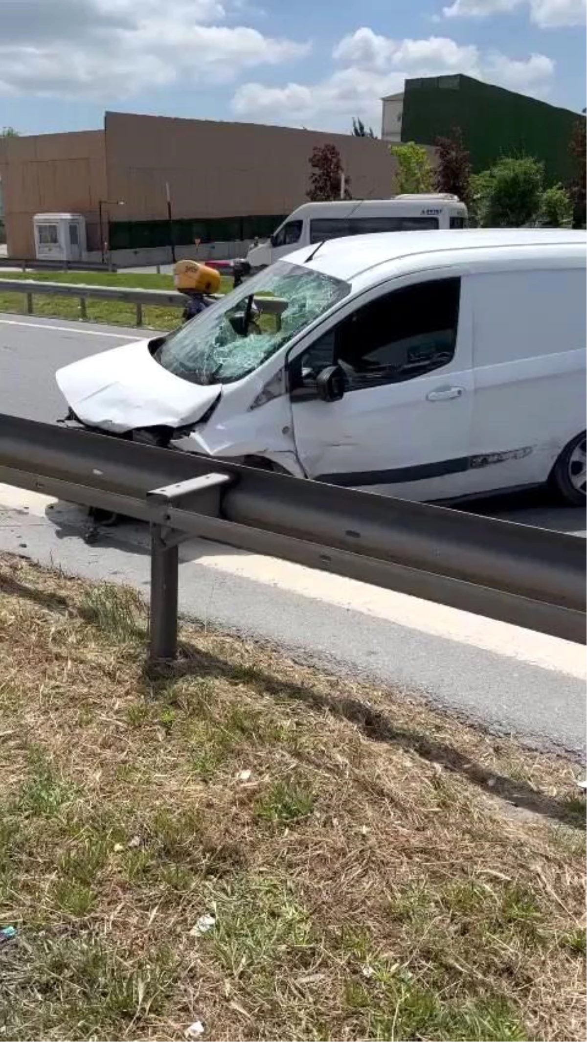 Bahçelievler\'de Otomobil Bariyere Çarptı: Sürücü Emniyet Kemeri Takmadığı İçin Camdan Fırladı