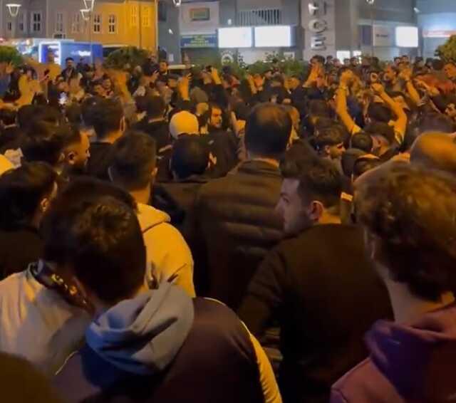 Fenerbahçe taraftarı uyumuyor! Yumurta ve soğanlarla saldırdılar