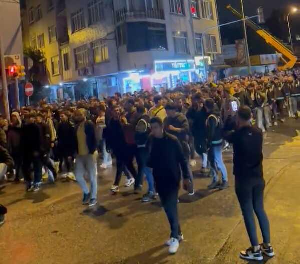 Fenerbahçe taraftarı uyumuyor! Yumurta ve soğanlarla saldırdılar