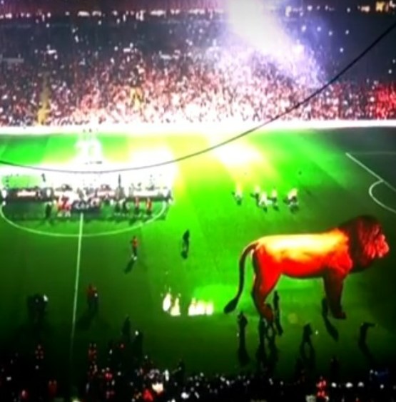 Galatasaray'ın şampiyonluk kutlamalarında ekrana getirdiği hologram aslan dalga konusu oldu