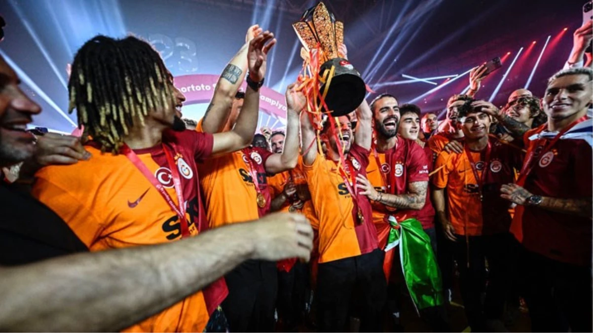 Galatasaray\'ın şampiyonluk kutlamalarında ekrana getirdiği hologram aslan dalga konusu oldu