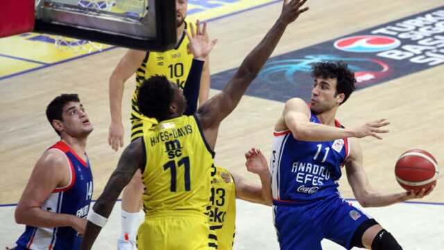 Galibiyet kaçtı! Anadolu Efes, Fenerbahçe'yi son saniyede devirdi Galibiyet kaçtı! Anadolu Efes, Fenerbahçe'yi son saniyede devirdi