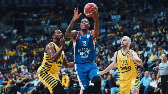 Galibiyet kaçtı! Anadolu Efes, Fenerbahçe'yi son saniyede devirdi Galibiyet kaçtı! Anadolu Efes, Fenerbahçe'yi son saniyede devirdi