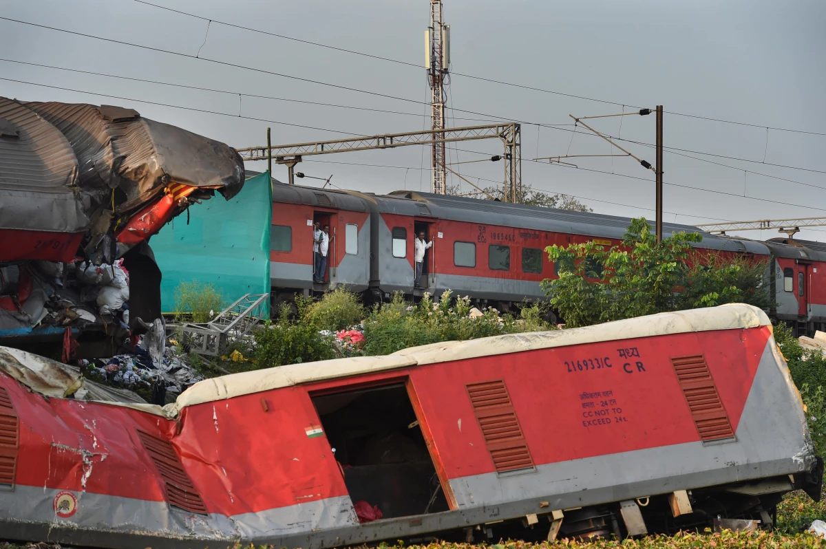 Hindistan\'da Tren Kazasının Yaşandığı Bölgede Demiryolu Seferleri Yeniden Başladı