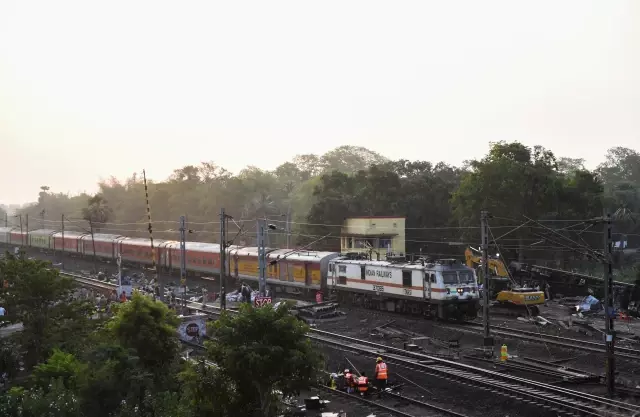 Hindistan'da Tren Kazasının Yaşandığı Bölgede Demiryolu Seferleri Yeniden Başladı