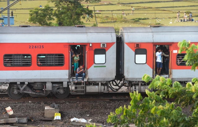 Hindistan'da Tren Kazasının Yaşandığı Bölgede Demiryolu Seferleri Yeniden Başladı
