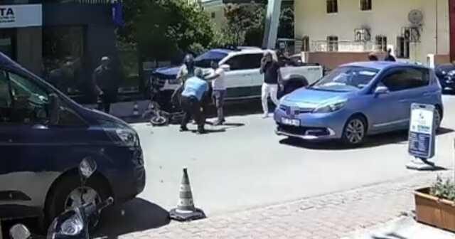 Hırsızdan 'yok artık' dedirten davranış: Trafikte kavga eden adamın motosikletini çaldı