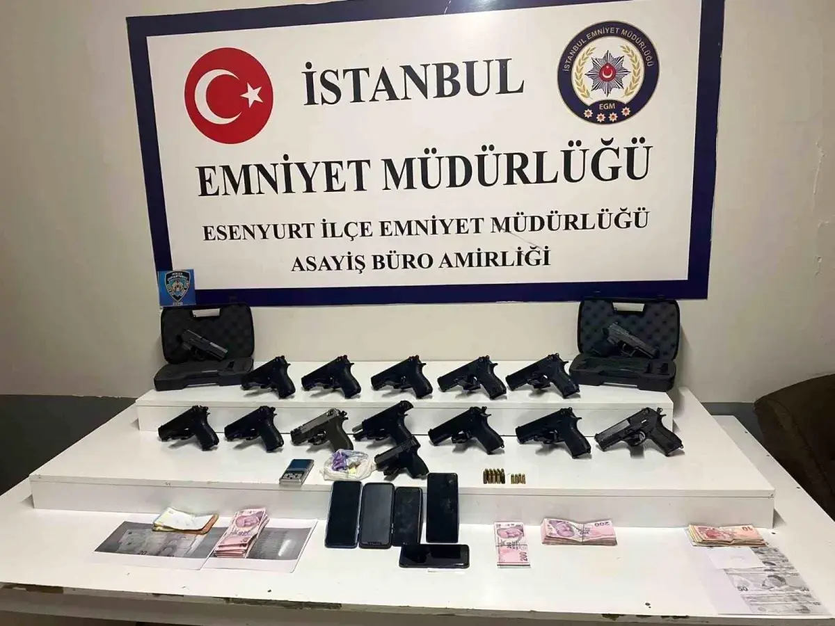 Esenyurt\'ta yapılan baskında 15 tabanca ve uyuşturucu ele geçirildi