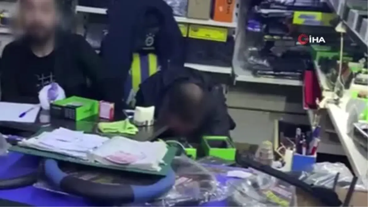 Esenyurt\'ta \'Poşet içerisinde silah taşıyorlar\' ihbarı üzerine operasyon: 4 gözaltı