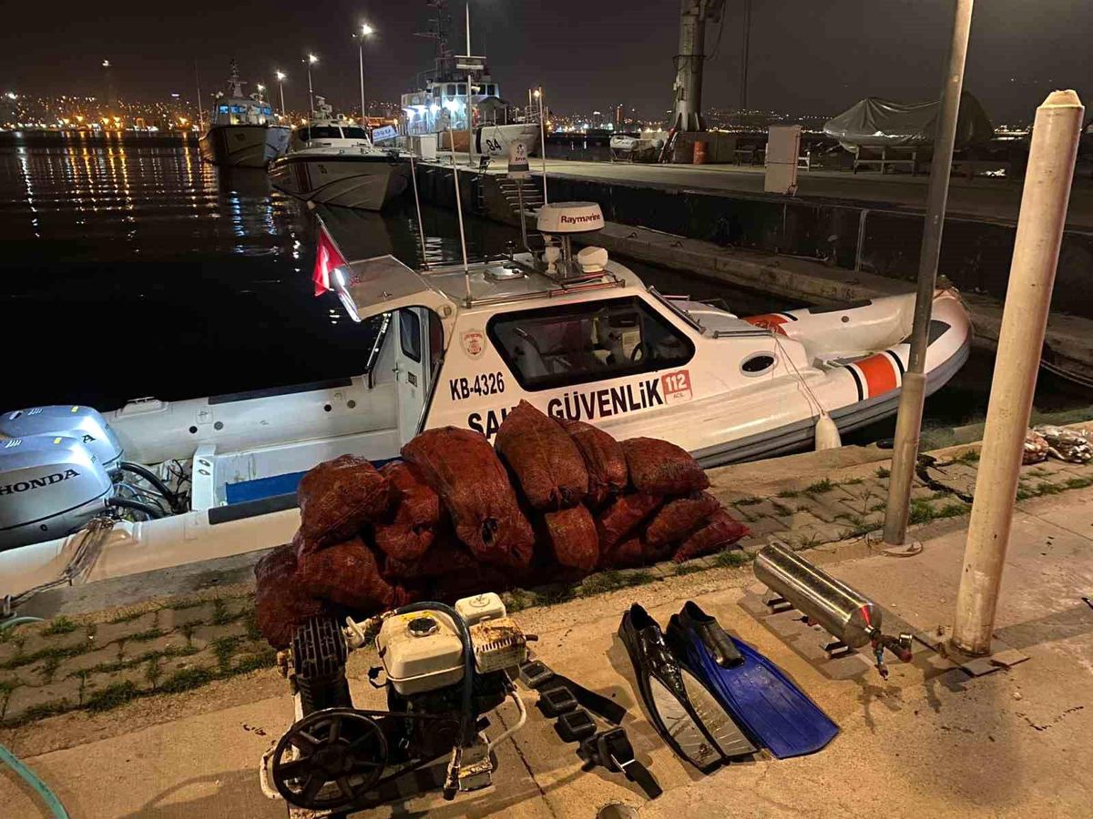 İzmir Körfezi\'nde Yasa Dışı Avcılık Operasyonu: 500 Kg Midye Ele Geçirildi