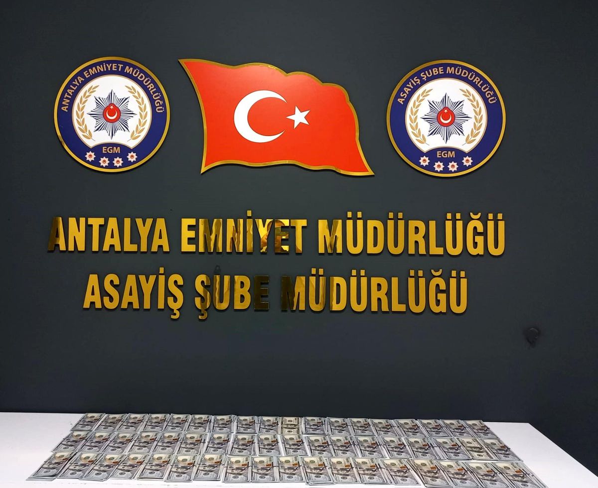 Antalya\'da Polis Rolü Oynayarak Yabancı Uyrukluları Dolandıran Şahıs Tutuklandı