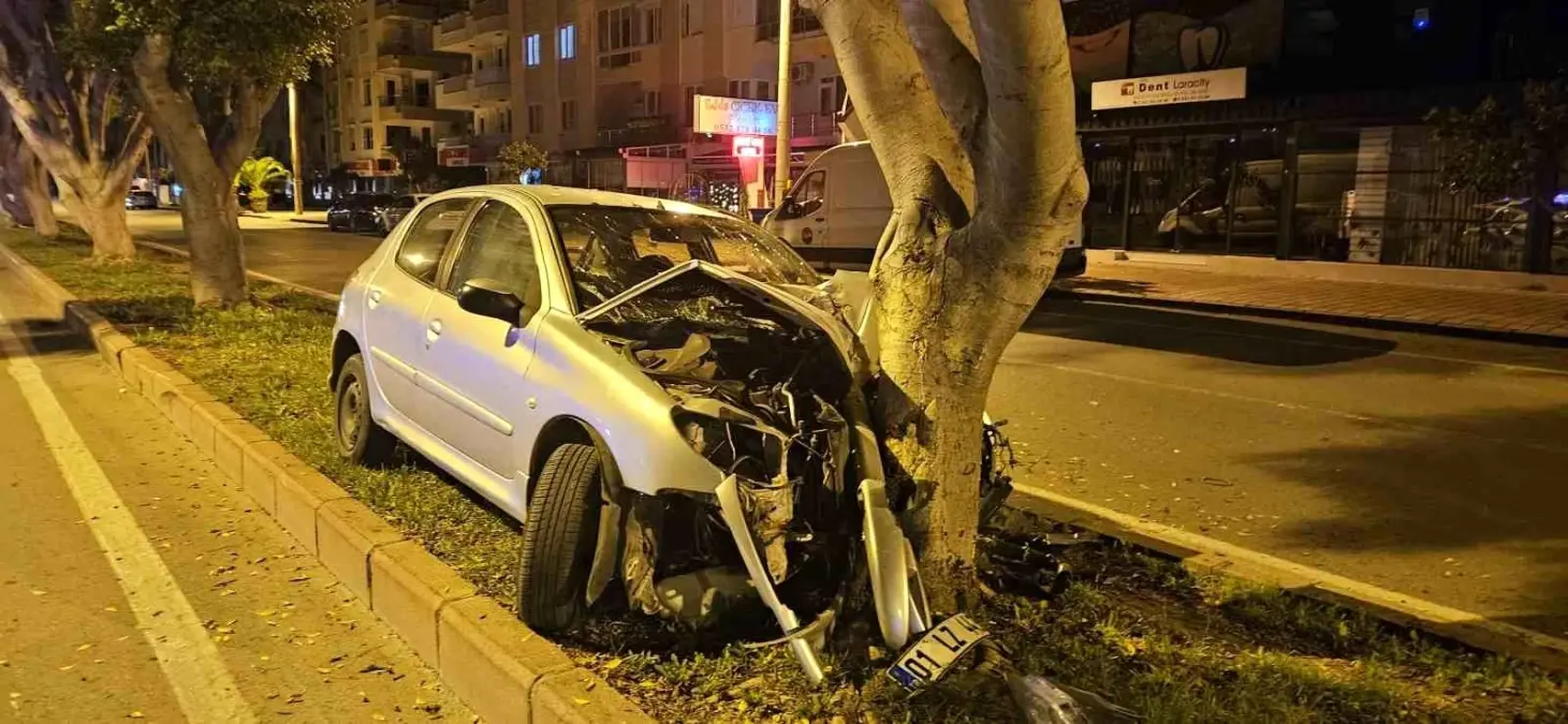 Antalya\'da Kontrolden Çıkan Otomobil Ağaca Çarptı: 1 Yaralı