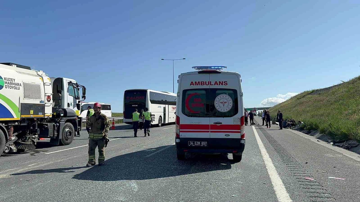 Kuzey Marmara Otoyolu Çatalca istikameti Yassı ören mevkiinde Türk Havayollarına ait işçi servisinin de aralarında bulunduğu zincirleme kaza meydana...
