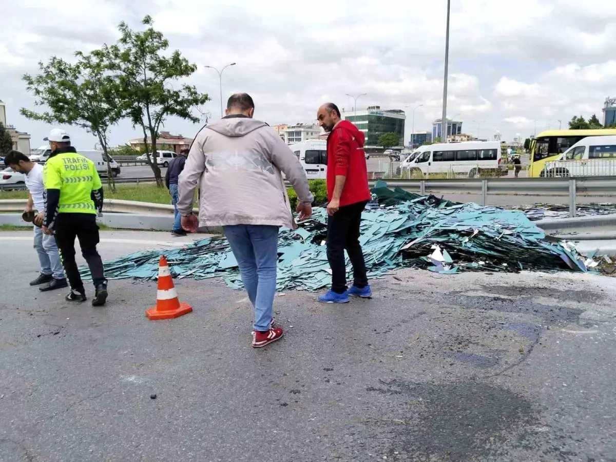 Maltepe\'de Cam Yüklü Kamyonet Yan Yattı