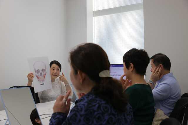 Maske takınca gülümsemeyi unuttular! Japonlar Kovid-19 sonrası gülümseme eğitimine koşuyor