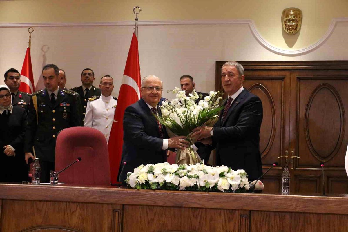 Yaşar Güler Milli Savunma Bakanlığı görevini devraldı