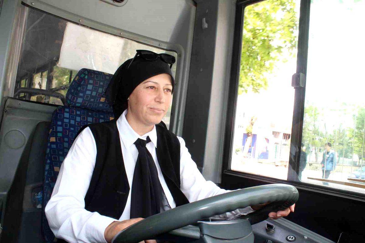 Afyonkarahisar\'ın tek kadın halk otobüs şoförü yolcularıyla aile gibi oldu
