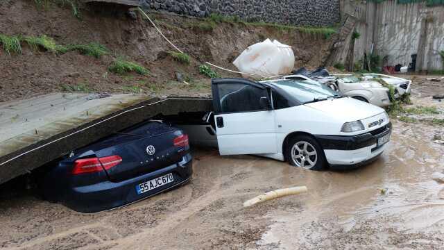 Samsun'da sel suları istinat duvarını yıktı: 5 araç hurdaya döndü