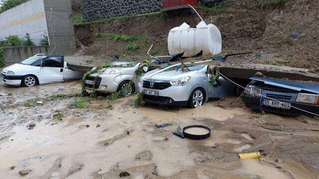 Samsun'da sel suları istinat duvarını yıktı: 5 araç hurdaya döndü