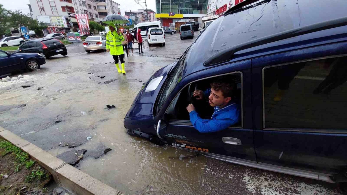 Samsun\'da Sağanak Yağış Sel ve Çöküntülere Yol Açtı
