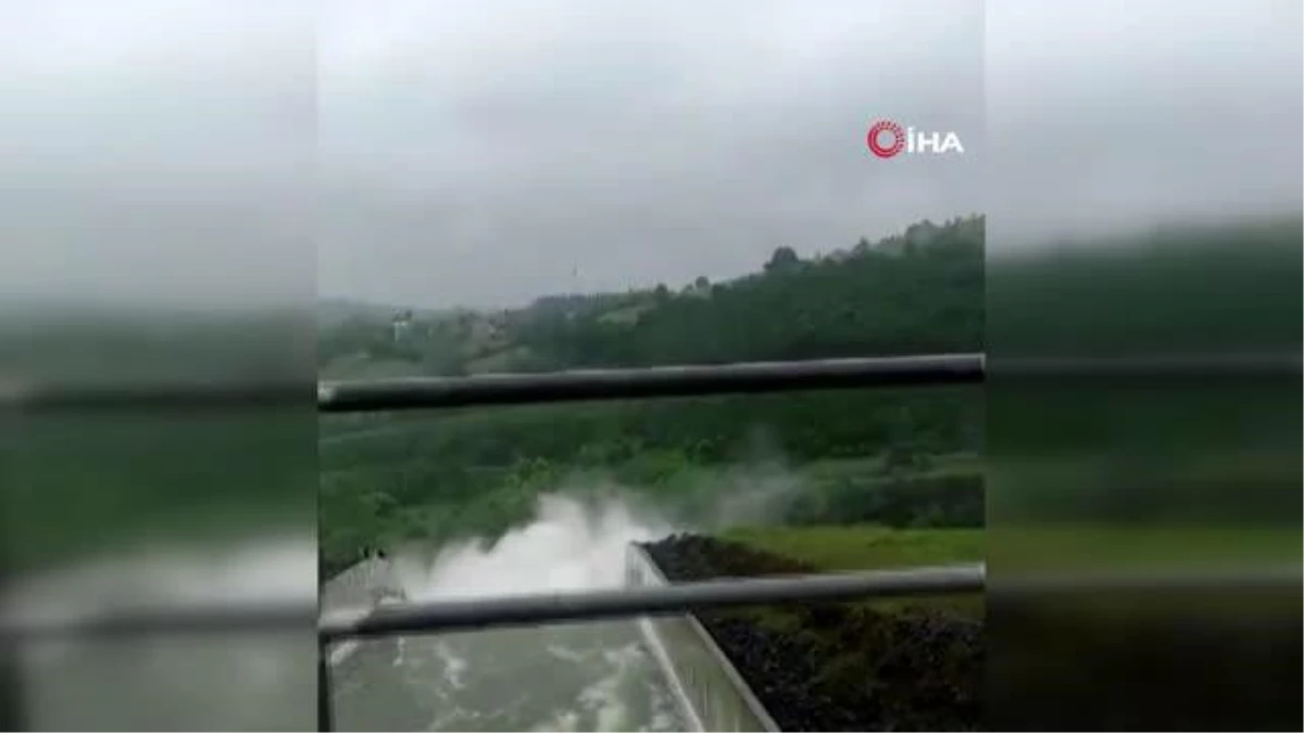 Samsun\'da su seviyesi yükselen barajın kapakları açıldı