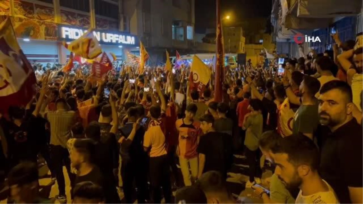 Silopi\'de Galatasaray Taraftarları Şampiyonluğu Yöresel Halay Eşliğinde Kutladı