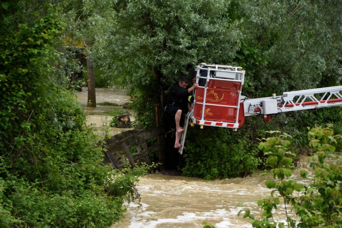 Sinop\'ta sel nedeniyle mahsur kalan vatandaş kurtarıldı