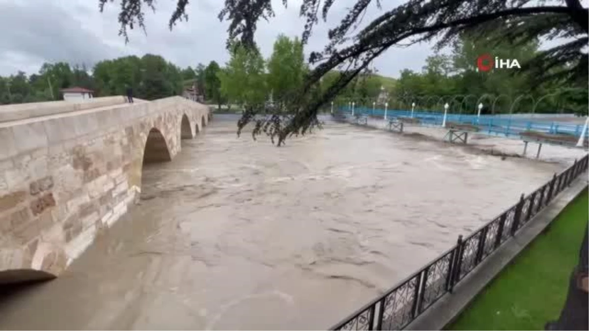 Taşköprü\'de Tarihi Köprü Su Debisinin Yükselmesi Nedeniyle Trafiğe Kapatıldı