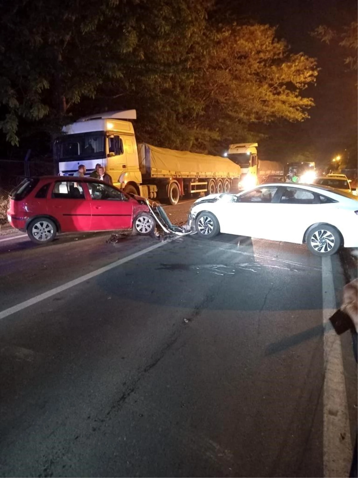 Çorlu\'da Kafa Kafaya Çarpışan Otomobillerde 3 Kişi Yaralandı