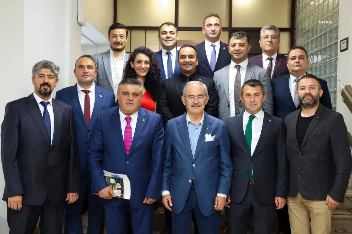 Tüm Yerel Sen Genel Başkanı Mücahit Dede, Eskişehir Büyükşehir Belediye Başkanı Yılmaz Büyükerşen\'i ziyaret etti