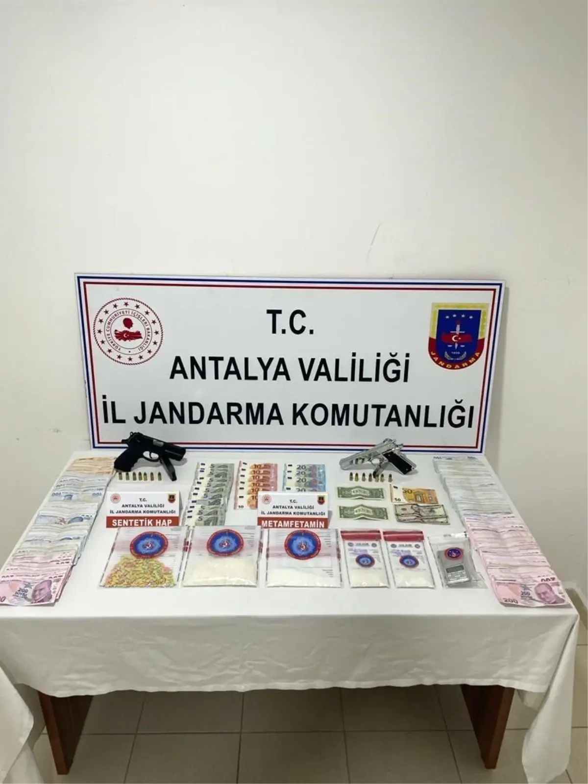 Manavgat\'ta uyuşturucu operasyonu: 510 gram metamfetamin ve 374 adet ecstacy ele geçirildi