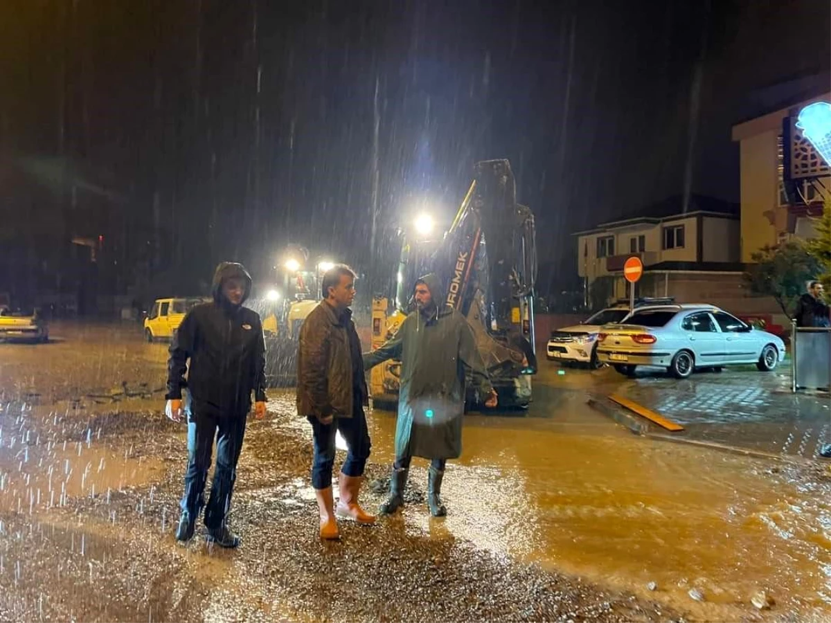 Sinop\'ta kuvvetli yağış sonucu akarsular taştı, yollar uçtu, ilçe susuz kaldı