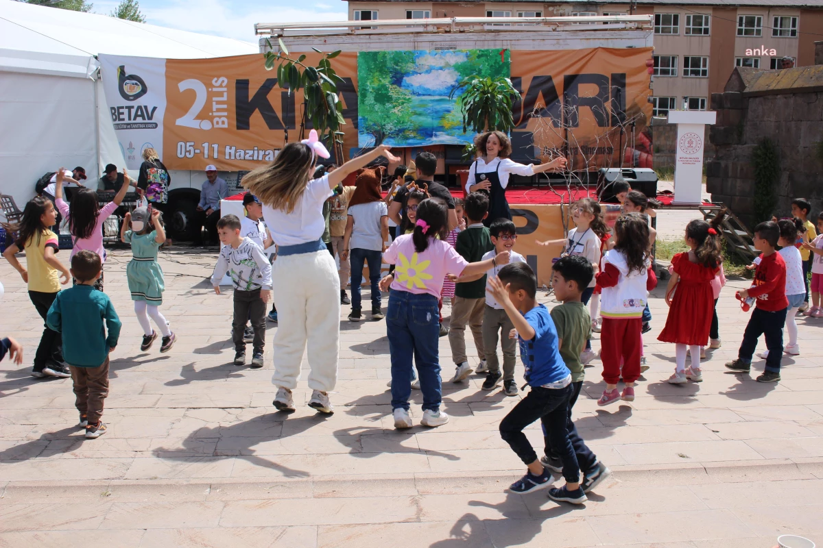 2. BETAV Bitlis Kitap Fuarı\'nda çocuklar şiir ve müzikle buluştu