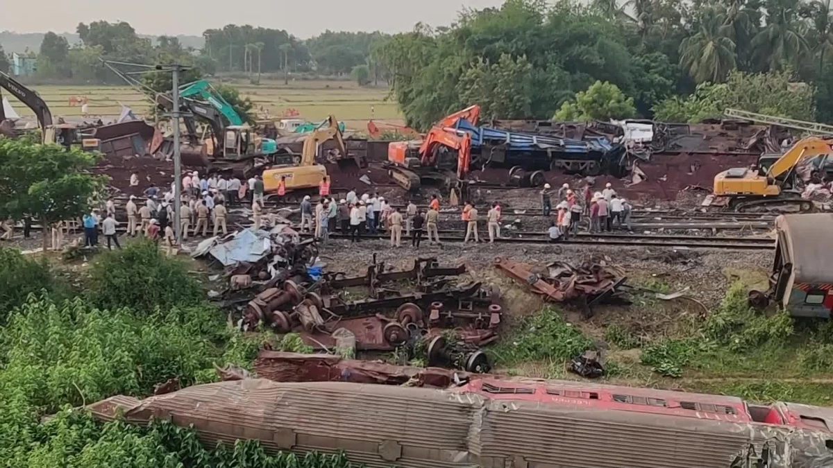 Hindistan\'da Tren Kazası: 275 Kişi Hayatını Kaybetti