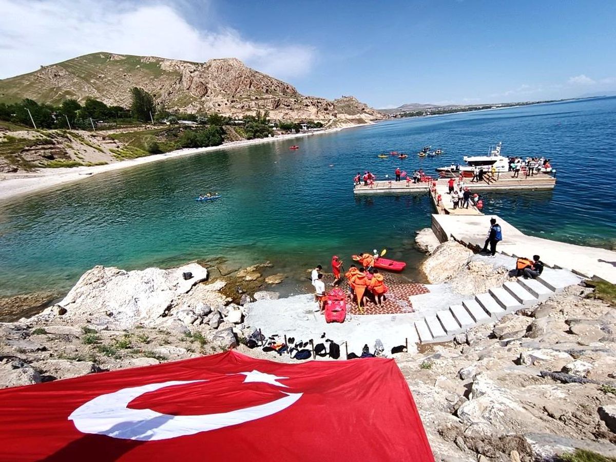 Adilcevaz\'da 5 Haziran Türkiye Çevre Haftası kapsamında kano yarışları düzenlendi